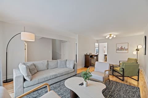 Renovated Mid-Century, 4 bed/2.1 bath townhome