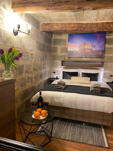 Room MOSTA in ancient house 3min away from Airport