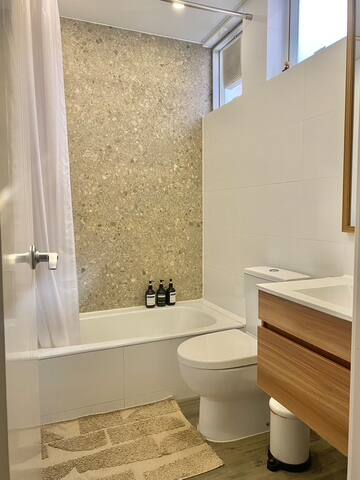 Modern luxury in prime location gallery image 5