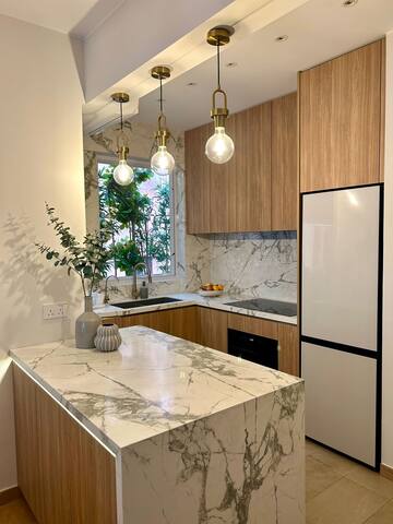 Modern luxury in prime location gallery image 4