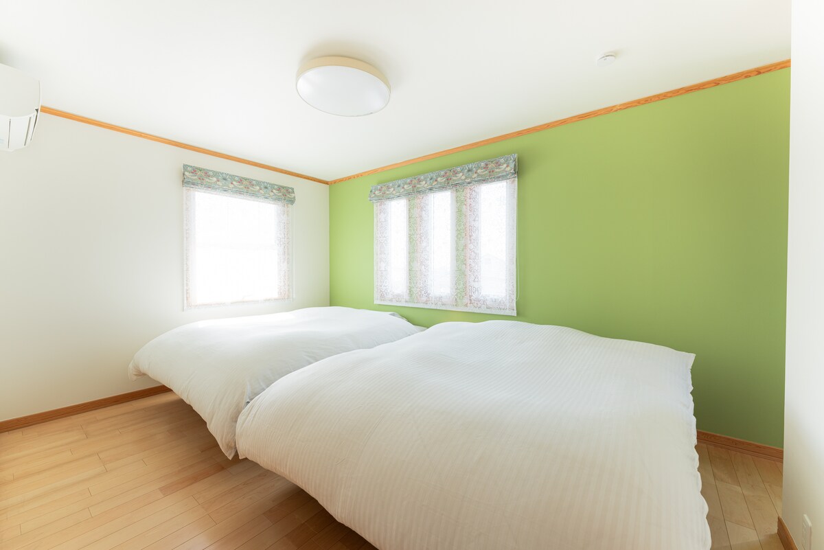 享受舒适的夜晚，配备法式床，配备2-4人日式宽双人床和类似法式床垫的床垫