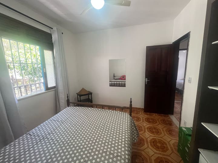 საძინებელი ორადგილიანი საწოლით + ჭერის ვენტილატორით + კარადა