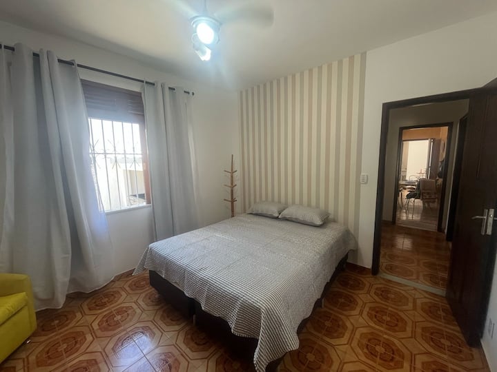 საძინებელი აღჭურვილია ჭერის ვენტილატორით