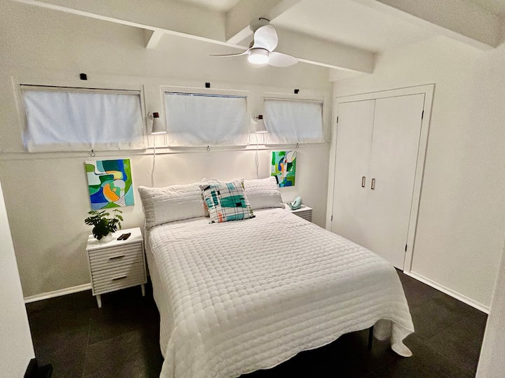 光线充足，大衣柜和带镜子的梳妆台，以及50英寸平板电视