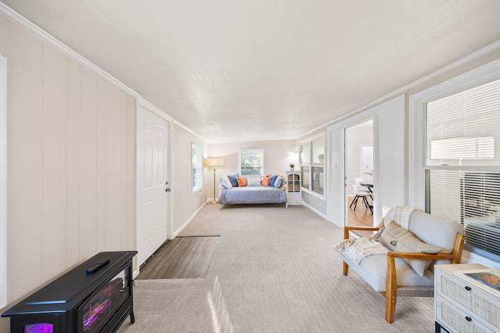 Bonus Room with Shared Workspace
