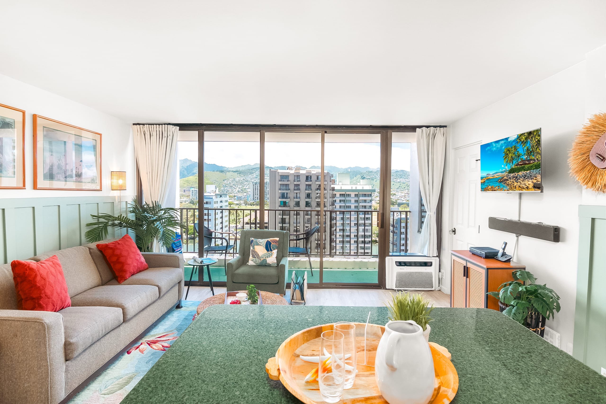 Condo in Honolulu · ★5.0 · 1 bedroom · 2 beds · 1 private bath - Image 6