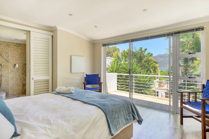 主卧室可欣赏海景和查普曼峰大道（Chapmans Peak Drive）