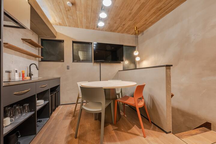 浅草｜駅徒歩6分｜戸建貸切｜フルリノベ｜最大8名｜渋谷・銀座・上野直通｜スカイツリー｜浅草寺｜雷門 gallery image 2