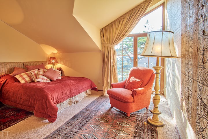 K dispozícii sú 2 samostatné postele, ktoré môžu byť usporiadané spolu alebo oddelene v závislosti od vašich potrieb.