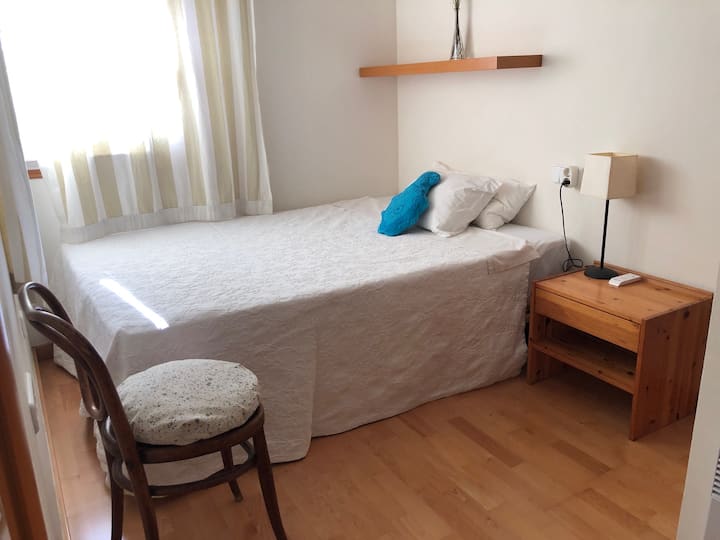 Спална соба со средна големина со кревет од 135 см и мала бања со бања со мијалник и тоалет.