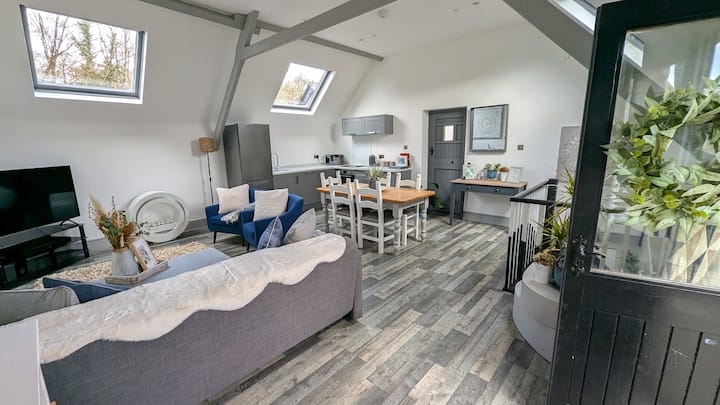 ผ้าห่มแสนอบอุ่นและเฟอร์นิเจอร์นุ่มๆที่จะช่วยให้คุณพักผ่อนอย่างสะดวกสบาย