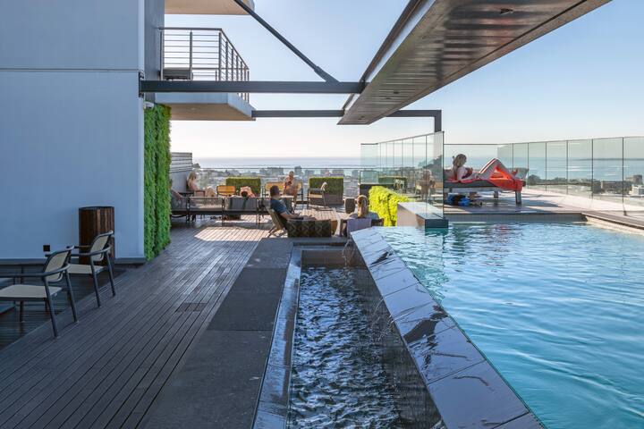 Modern 2-Bed Flat with City View