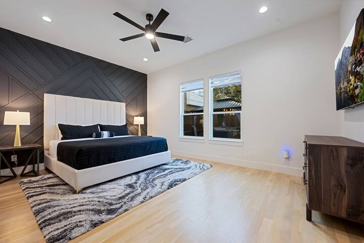 Oak Lawn Prestige! Pool, Spa & Private Concierge gallery image 3