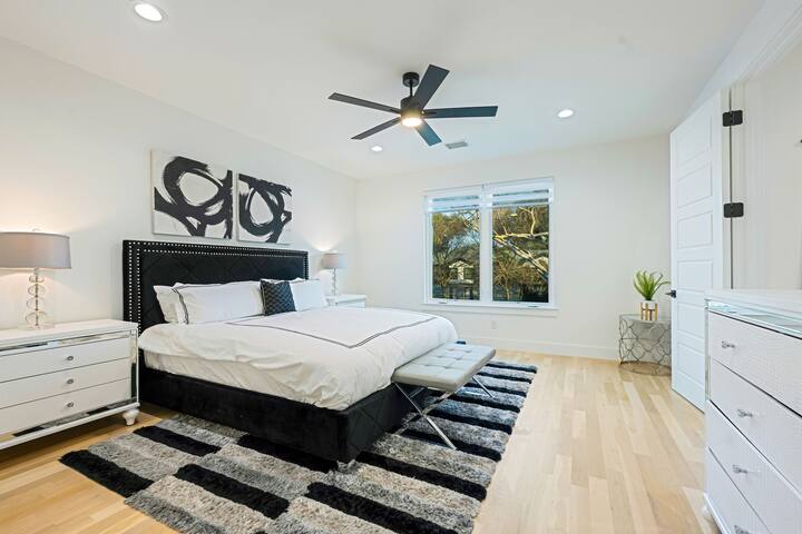 Oak Lawn Prestige! Pool, Spa & Private Concierge gallery image 4