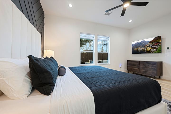 Oak Lawn Prestige! Pool, Spa & Private Concierge gallery image 2