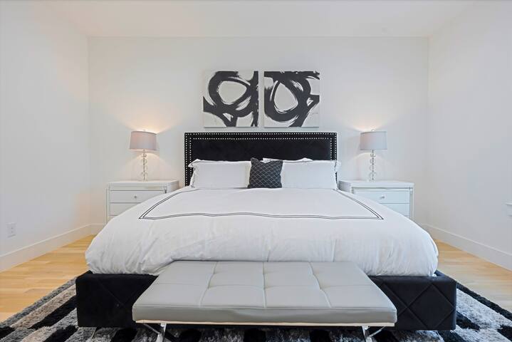 Oak Lawn Prestige! Pool, Spa & Private Concierge gallery image 5