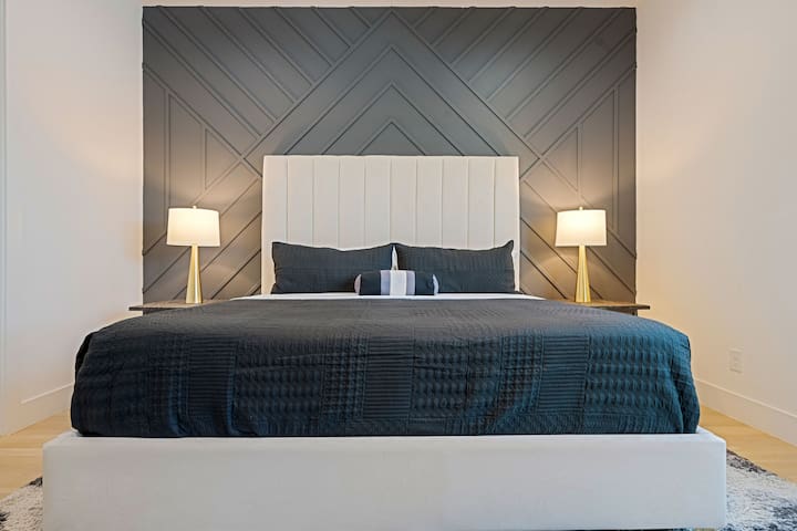 Oak Lawn Prestige! Pool, Spa & Private Concierge