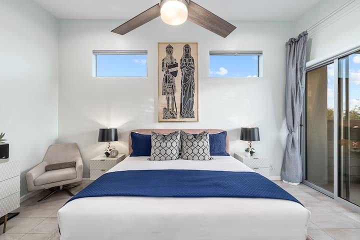 – Un dormitorio bellamente diseñado con una lujosa cama tamaño king para la máxima comodidad.