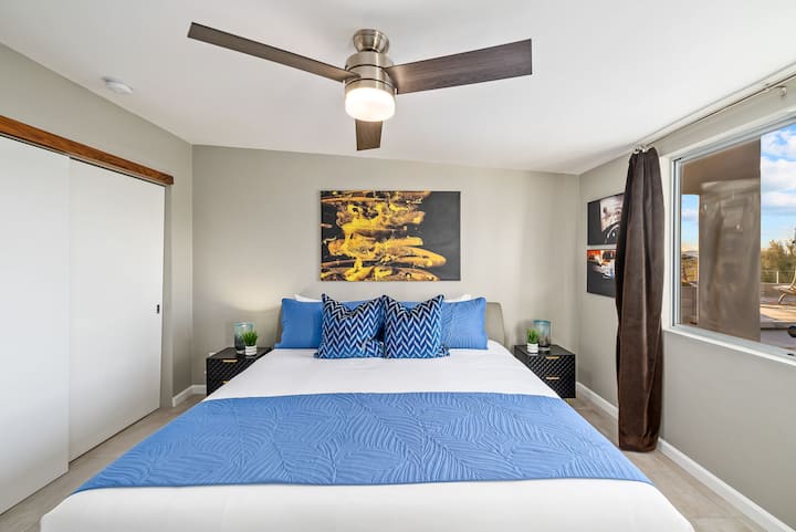 Un dormitorio bien equipado con una cama tamaño king, sábanas suaves y un ambiente acogedor.