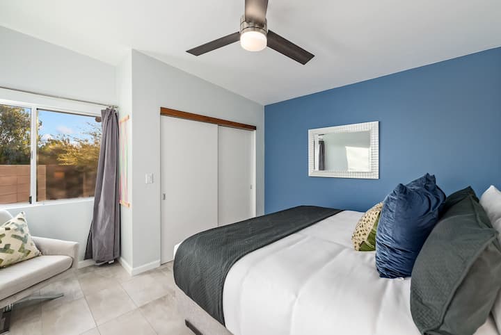 Un dormitorio acogedor y elegante con una cama king, perfecto para una noche de sueño reparador.