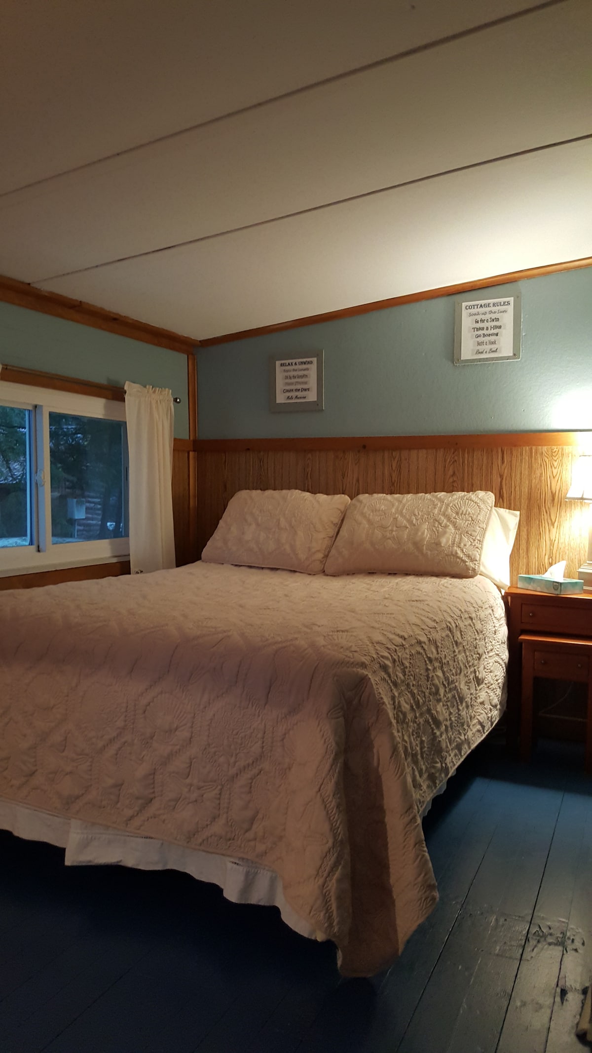 Dormitorio con cama de tamaño completo con vista al paseo marítimo. 