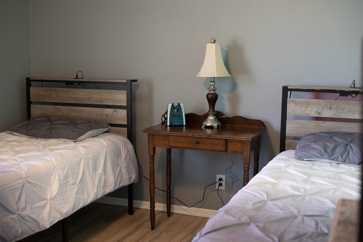 Детска стая - НОВИ супер удобни матраци с мемори пяна и легла с вградени зарядни устройства и осветителни тела