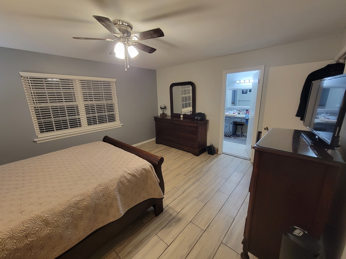 Основна спалня - двойно легло  - скриновете и главният гардероб в стаята са изцяло ваши