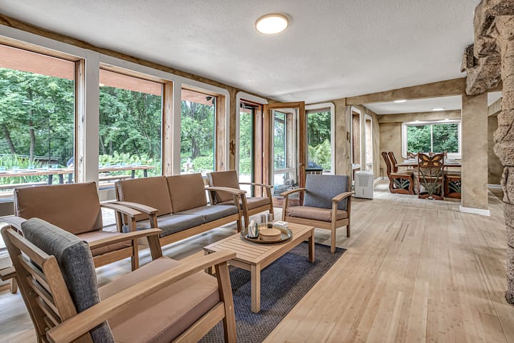 Indoor Pool, Lake, Beach, Hot Tub, Game Room, - Brookfield, WI