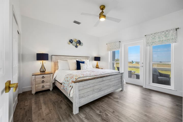 Located on the first floor off of the living room, ensuite full bath