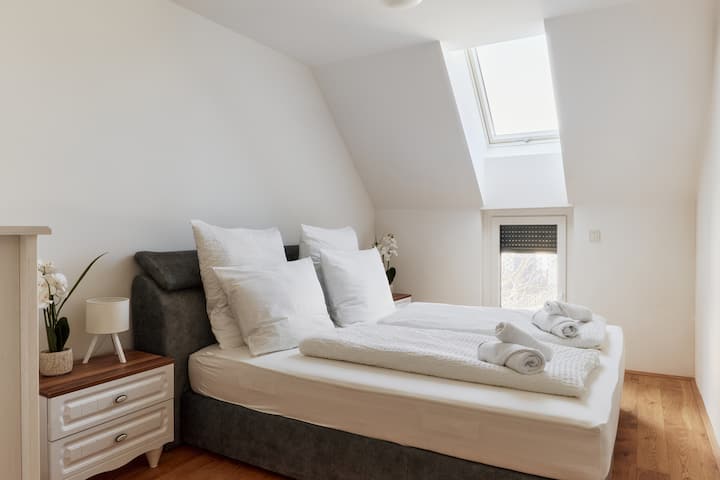 Მეორე საძინებელი, რომელიც იტევს მაქსიმუმ ორ ადამიანს.