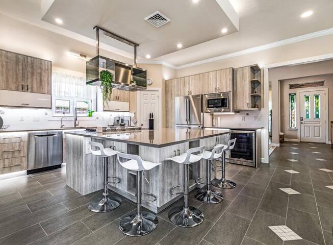 Contemporary, Luxury 3BR+Office