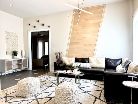 Top performing Airbnb: Contemporary, Luxury 3BR+Office in Plano