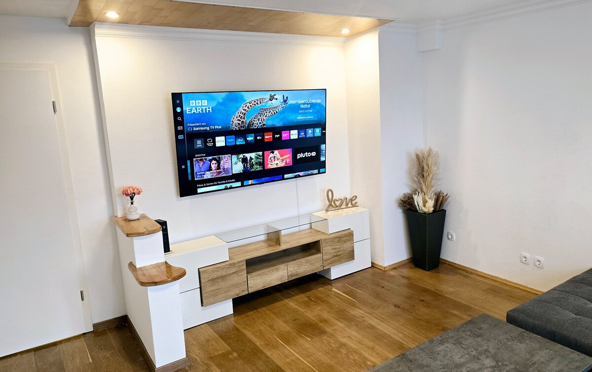 现代墙壁单元，包括65英寸智能电视，可供您度过轻松的电影之夜