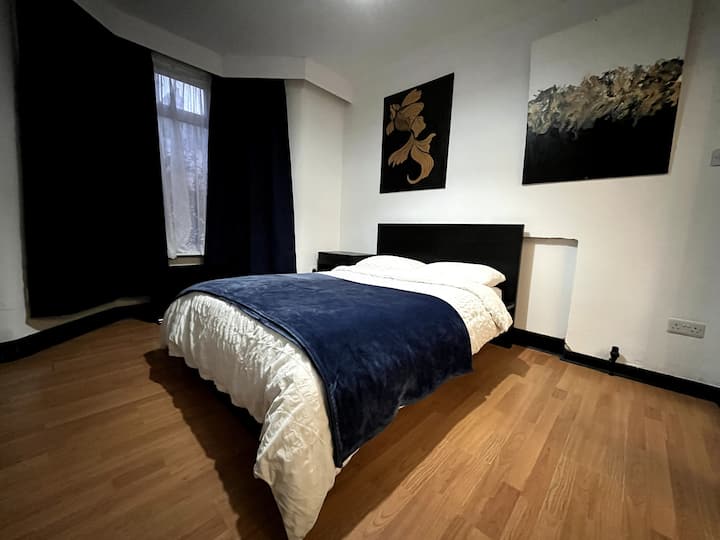 Spacious Apartment - Free Parking + Near Station - Barking