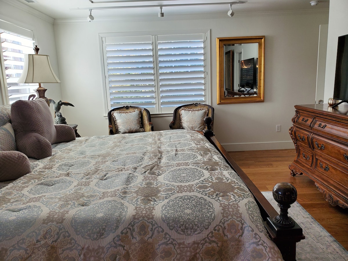 Lujosa y cómoda cama King con número de cama