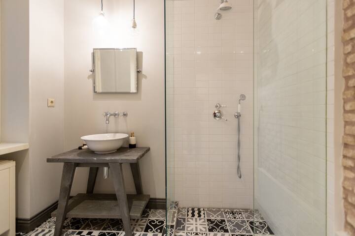 Refined Stay in Athenian Artistic Jewel by etouri gallery image 5