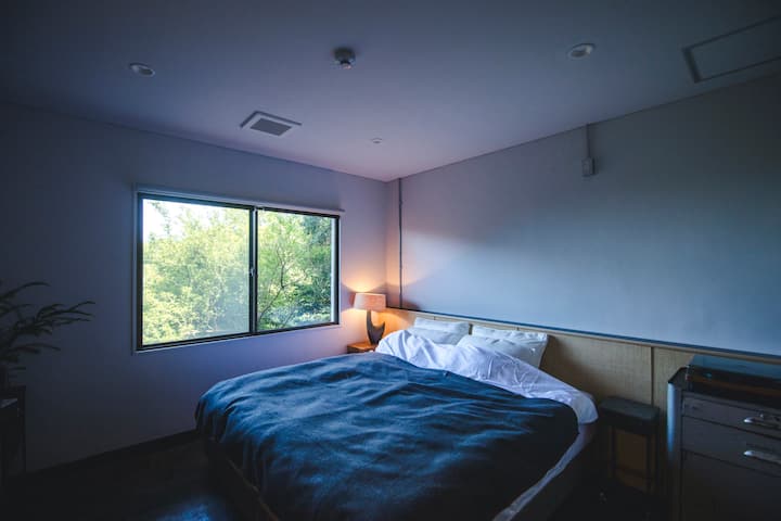 Spálňa 2: 1 manželská posteľ veľkosti King, vhodná pre deti, gramofón (starožitný) k dispozícii