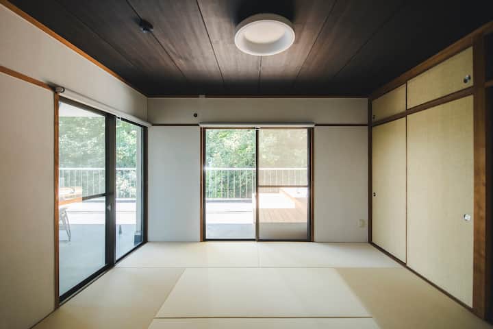 Spálňa 4 – izba v japonskom štýle, 8 tatami rohoží, 4 súpravy futonov, priamo spojená s terasou vonkajšieho kúpaliska