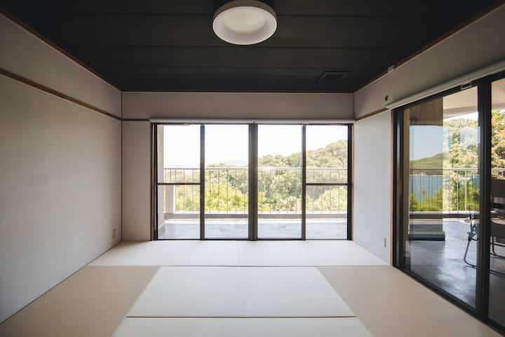 Spálňa 3 – izba v japonskom štýle s 8 tatami, 4 súpravami futónov, odporúčaná ako odpočinková miestnosť