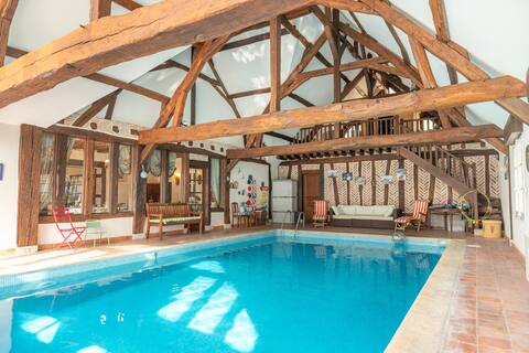 Exceptional home with indoor pool – Jacuzzi