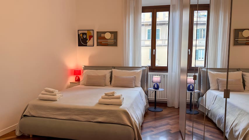 Elegant Roman Escape • Walk to the Colosseum