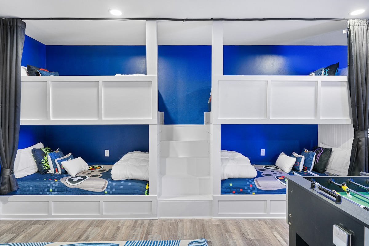 Dvojposteľ s oddelenými posteľami vstavaná poschodová posteľ so zatemňovacími závesmi. 