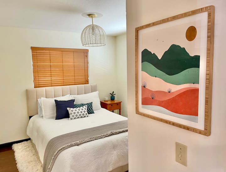 Dormitorio de invitados con cama queen