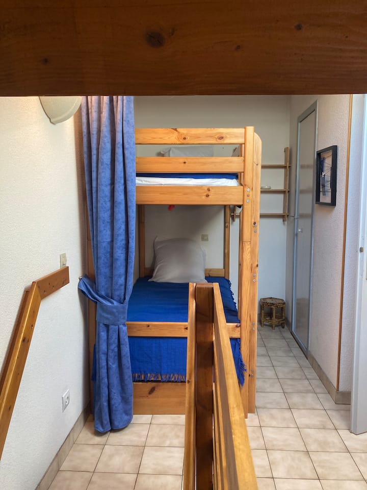 Zrub

Skriňa a poschodová posteľ 