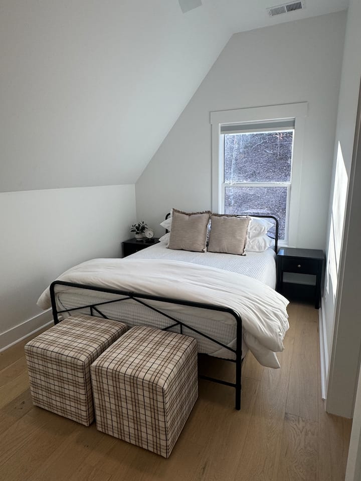 Cama queen. Ropa de cama lujosa y sombra celular opaca. 
