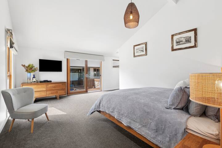 Quiet Coastal Luxury Retreat gallery image 5