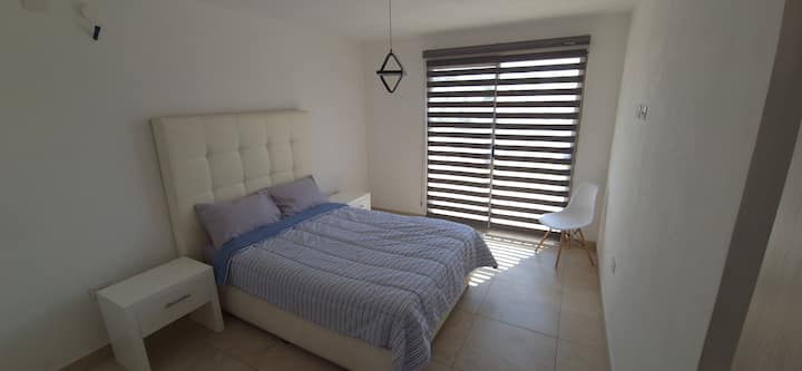 Reamara matrimonial con burós , USB връзка от дясната страна за зареждане на устройствата ви. Красива гледка към балкона от другата страна на улицата.