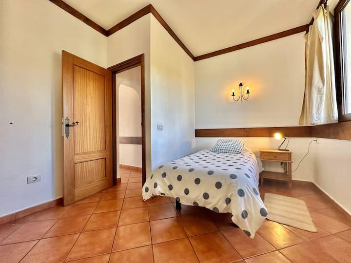 Spavaća soba ispunjena mirom i umirujućim prirodnim svjetlom s prozorima koji pružaju pogled na more i prirodu koji oduzimaju dah!