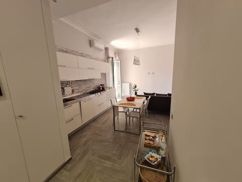 Airbnb con migliori performance: Entire apartment of 90 square meters with 6 beds a Salerno