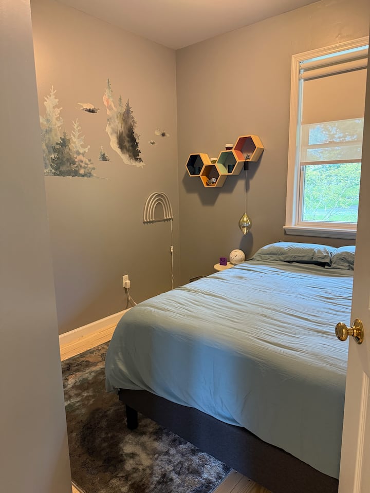 חדר שינה קטן עם מיטה זוגית